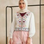 بلوزة كروب توب امبرودرى( تطريز) على الصدر