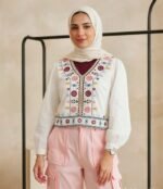 بلوزة كروب توب امبرودرى( تطريز) على الصدر