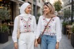 ⁦بلوزة كروب توب امبرودرى( تطريز) على الصدر⁩ - الصورة ⁦3⁩