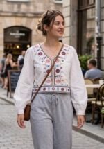 ⁦بلوزة كروب توب امبرودرى( تطريز) على الصدر⁩ - الصورة ⁦5⁩
