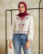 ⁦بلوزة كروب توب امبرودرى( تطريز) على الصدر⁩ - الصورة ⁦6⁩