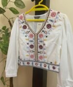 ⁦بلوزة كروب توب امبرودرى( تطريز) على الصدر⁩ - الصورة ⁦2⁩