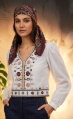 ⁦بلوزة كروب توب امبرودرى( تطريز) على الصدر⁩ - الصورة ⁦4⁩
