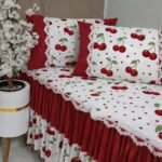 مفرش سرير أحمر