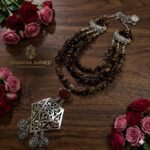 عقد من الاى كات مع كسر العقيق ودلايه مطلية فضه مع حجر العقيق